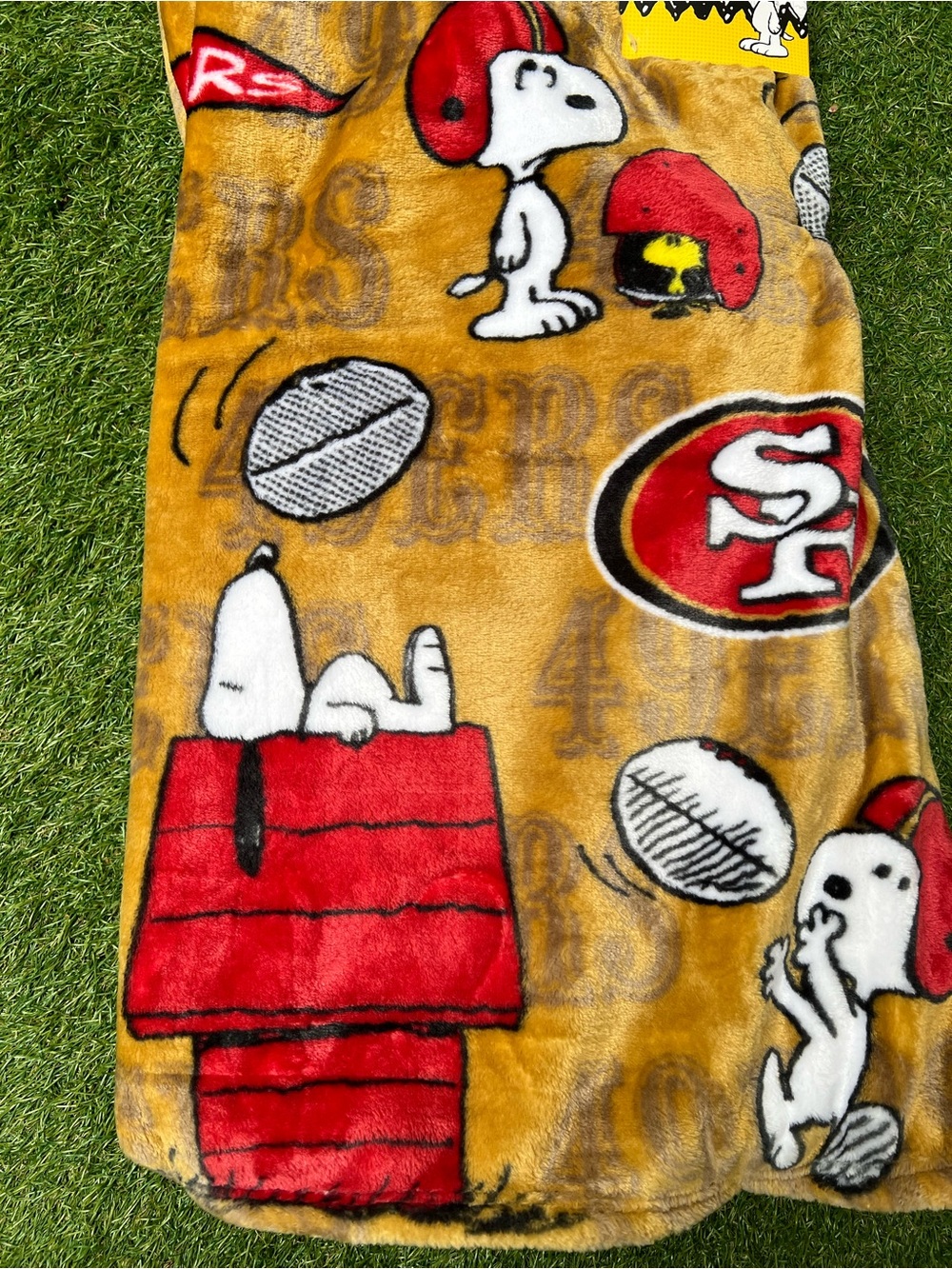 Peanuts x NFL Snoopy Plush Throw Blanket 60x70 - Picture 2 of 4